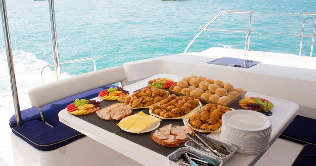 Things to consider while arranging for yacht Catering Services